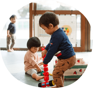 子供がおもちゃで遊んでいる写真