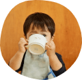 子供が飲み物を飲んでいる写真
